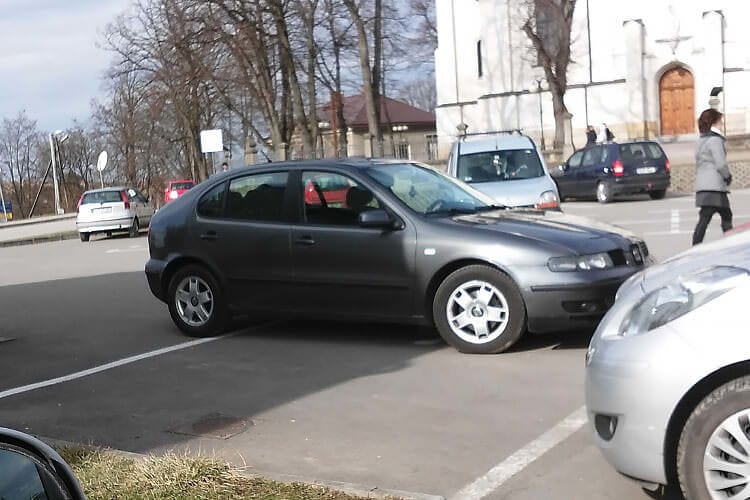 Mistrzowie parkowania - Zręcin, Cmentarna - 32