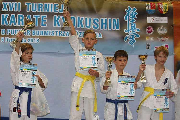 3 puchary indywidualnie w kumite zawodników Krośnieńskiego Klubu Karate Kyokushin