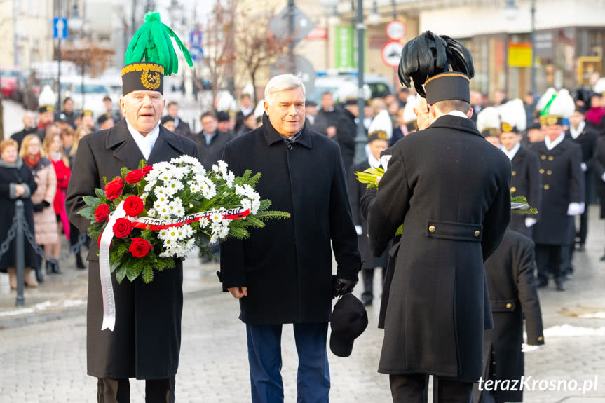 składanie kwiatów pod pomnikiem Ignacego Łukasiewicza w Krośnie