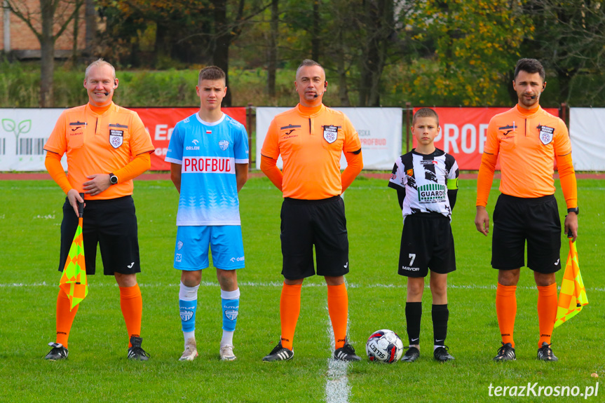 Sędziowali (od lewej): Grzegorz Gądela, Wojciech Biały, Martin Kijowski; na zdjęciu z kapitanami drużyn - Błażejem Chilikiem i Igorem Hendzelem