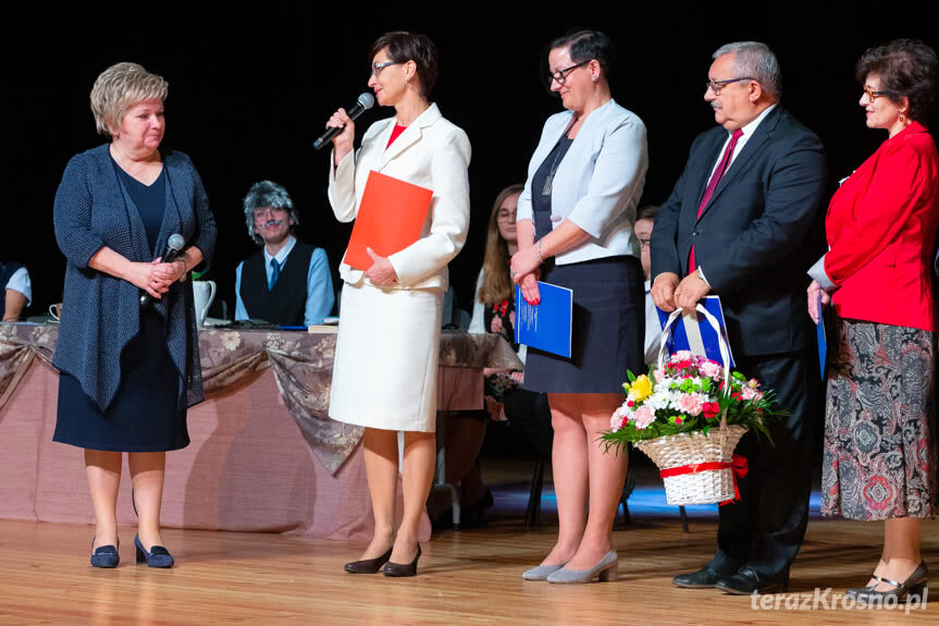 Teresa Janusz odbiera gratulacje od dyrektorów szkół