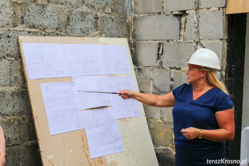 Dorota Chilik pokazuje plan odbudowy Dworu w Kobylanach