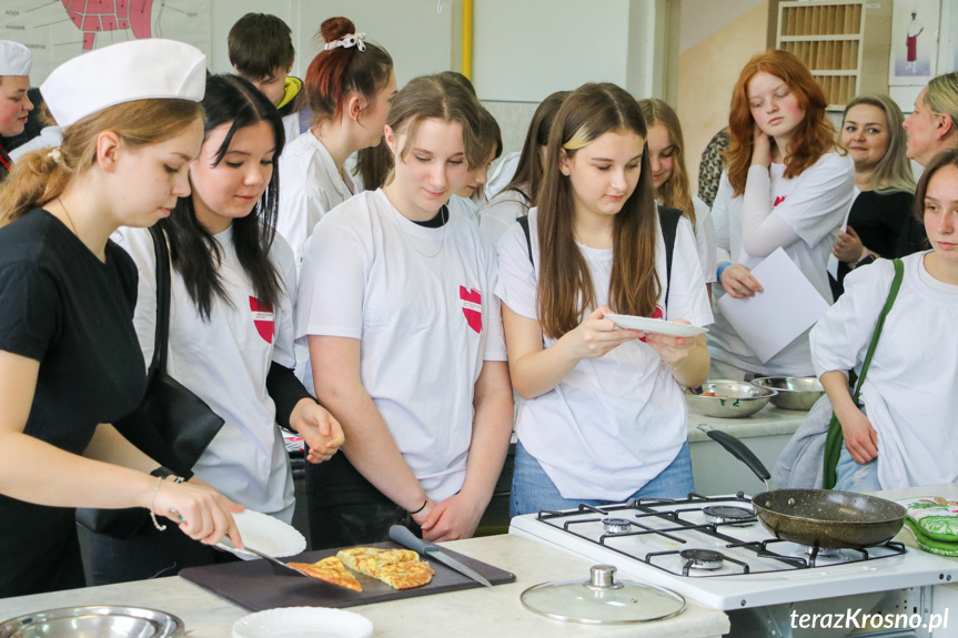 Przygotowanie potraw przez uczniów gastronomika
