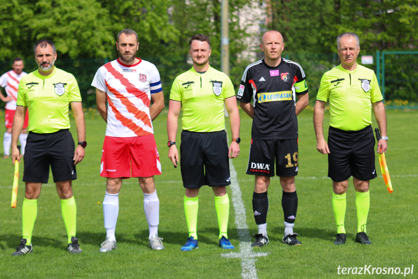 Sędziowali (od lewej): Krzysztof Kosiek, Krystian Szul, Dariusz Szczepanik; na zdjęciu z kapitanami drużyn - Łukaszem Szydło i Krzysztofem Draganem.