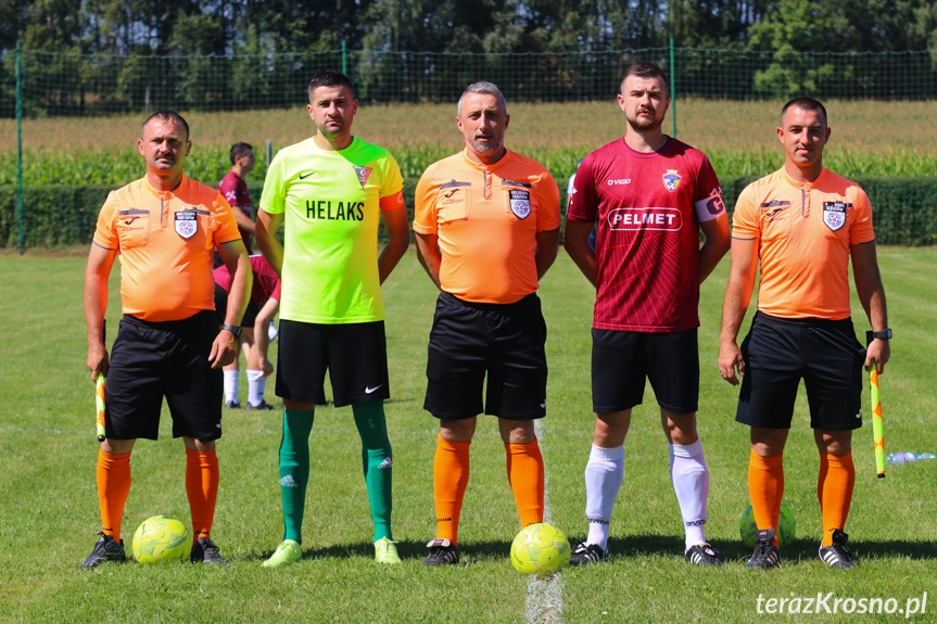 Sędziowali (od lewej): Stanisław Rajchel, Kamil Dobosz, Mateusz Dziok; na zdjęciu również kapitanowie drużyn - Piotr Świder i Alan Staszewski.