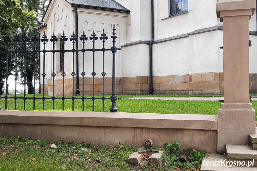 Remont ogrodzenia wokół kościoła w Zręcinie
