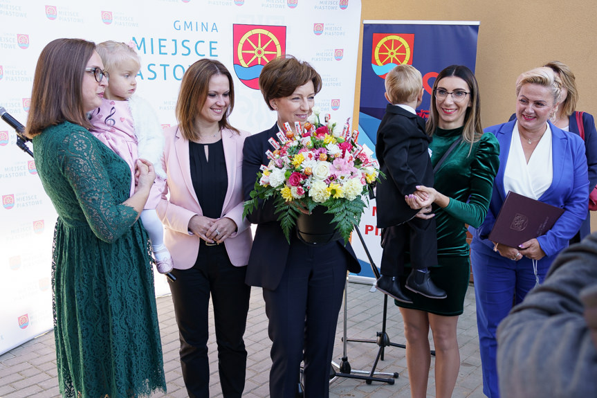 Minister Marlena Maląg otrzymała na pamiątkę od rodziców dzieci z żłobka kwiaty i słodycze