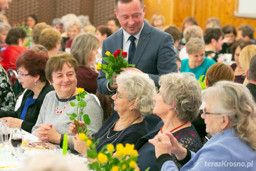 Grzegorz Węgrzynowski wręcza kwiaty