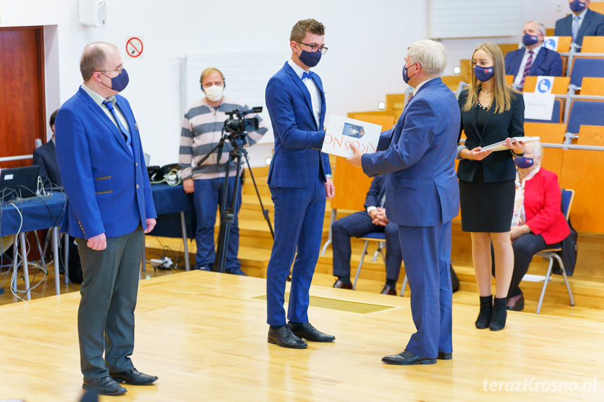 Prezydent Piotr Przytocki wręcza nagrodę