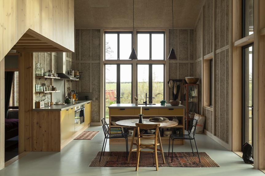 Flat House, Margent Farm, Wielka Brytania - wnętrze domu z paneli drewniano-konopnych