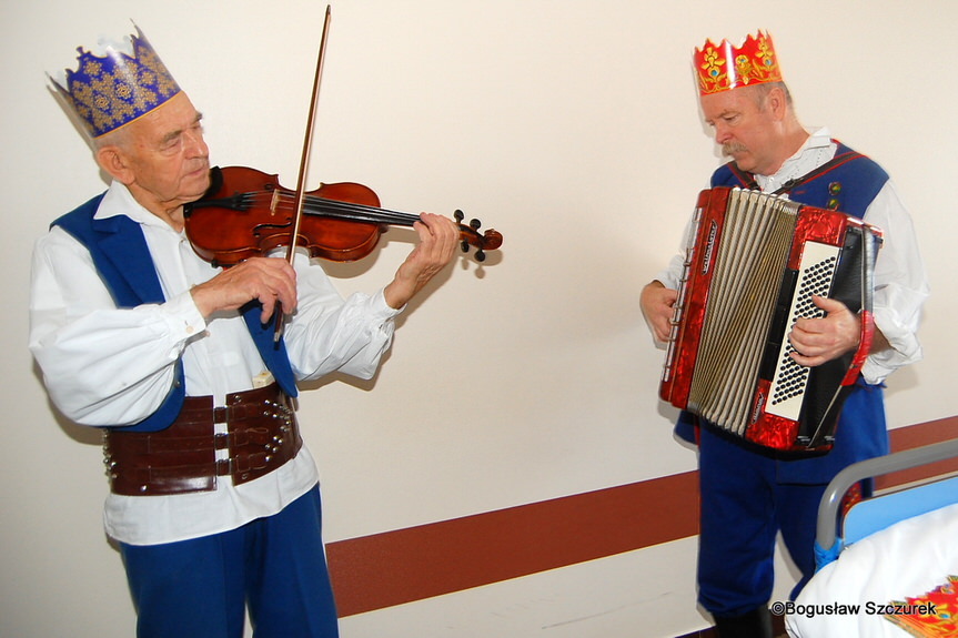 Muzykanci na korytarzu w szpitalu w Krośnie