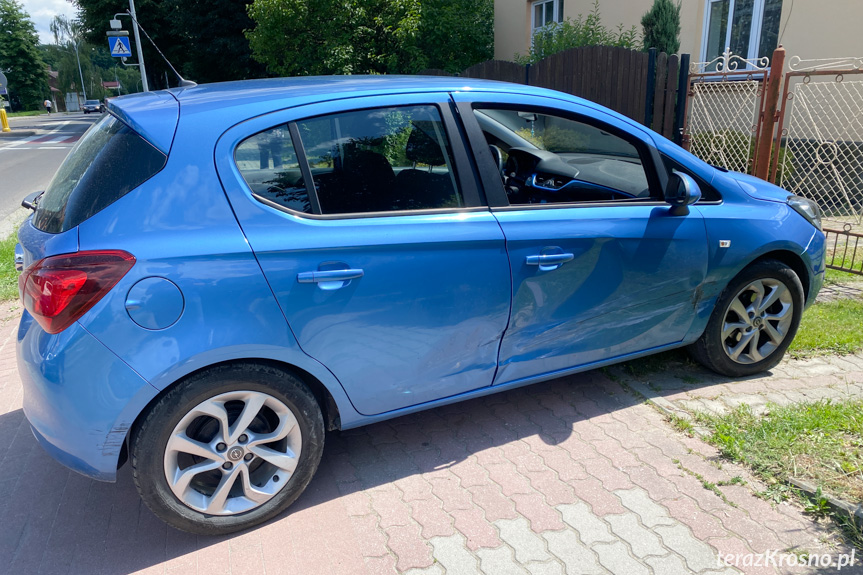 Uszkodzony Opel po kolizji w Krośnie
