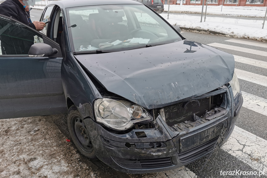 Uszkodzony volkswagen po kolizji na Podkarpackiej w Krośnie