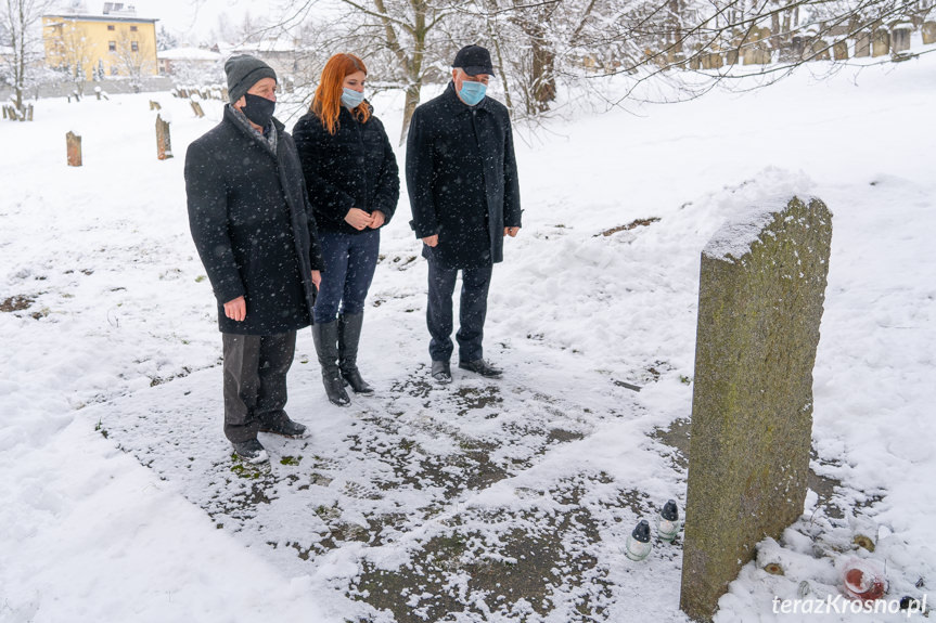 Zapalenie zniczy na Zmentarzu Żydowskim w Krośnie