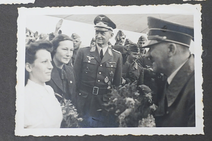 Adolf Hitler witany na lotnisku w Krośnie