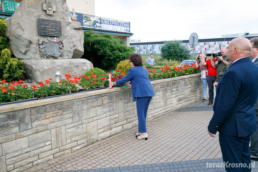 Marszałek złożyła kwiaty przy obelisku