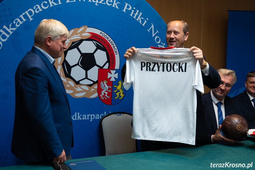 Prezydent Krosna otrzymuje koszylkę reprezentacji Polski ze swoim nazwiskiem