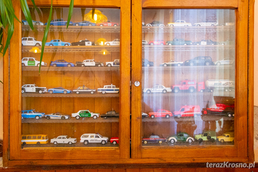 Gablota z miniaturkami samochodów