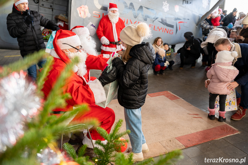 Mikołaj na lotnisku w Krośnie