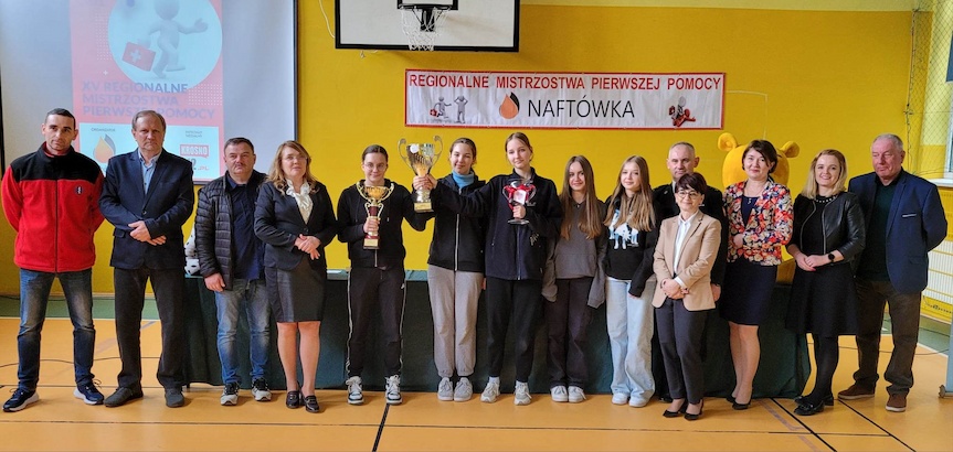 Zwycięski zespół SP Nr 4 z Krosna z organizatorami i sponsorami