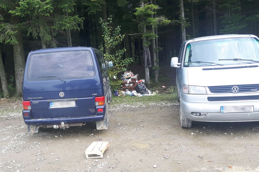 Zaparkowane samochody na rumuńskich tablicach rejestracyjnych