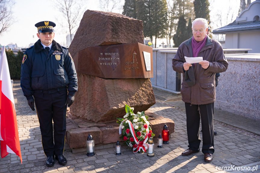 Złożenie kwiatów na cmentarzu w Krośnie