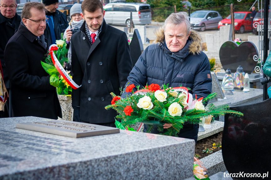Wicepremier Gliński składa kwiaty przy grobie Ignacego Łukasiewicza w Zręcinie