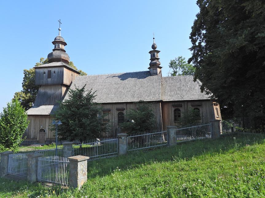 Drewniany zabytkowy kościół w Rogach