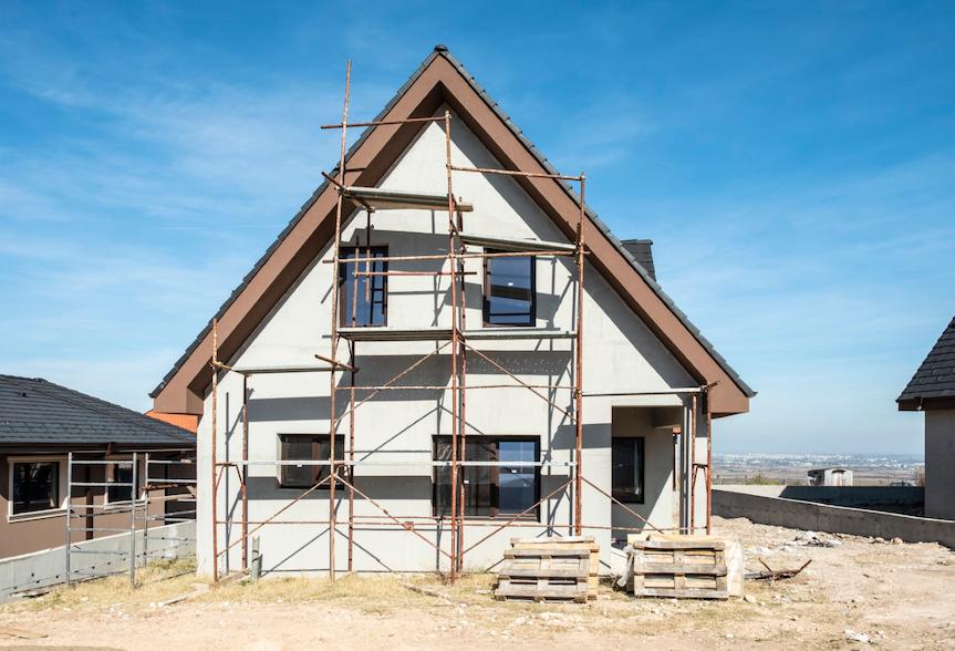 Oszczędności w budowie: jak zadbać o margines bezpieczeństwa w planie budowy domu?