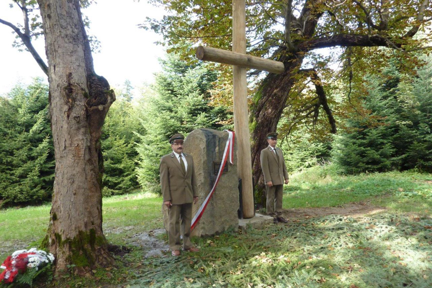 Obelisk na  Brenzbergu upamiętnia śmierć 74 Polaków z rąk UPA