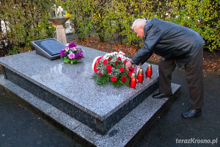 składanie kwiatów na grobie Jana Stapińskiego