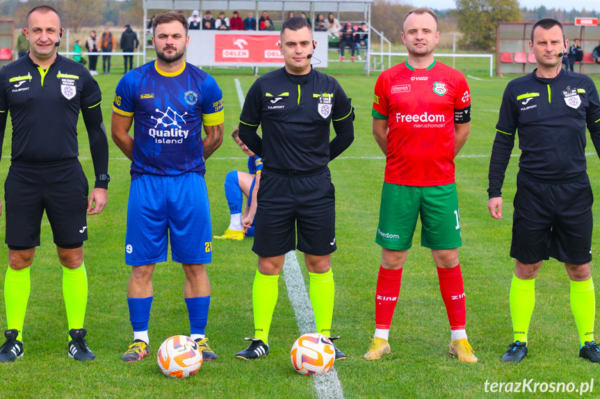 Sędziowali (od lewej): Sławomir Kiełtyka, Przemysław Gancarz, Michał Krześniak; na zdjęciu z kapitanami drużyn - Mateuszem Krajewskim i Mateuszem Penarem.