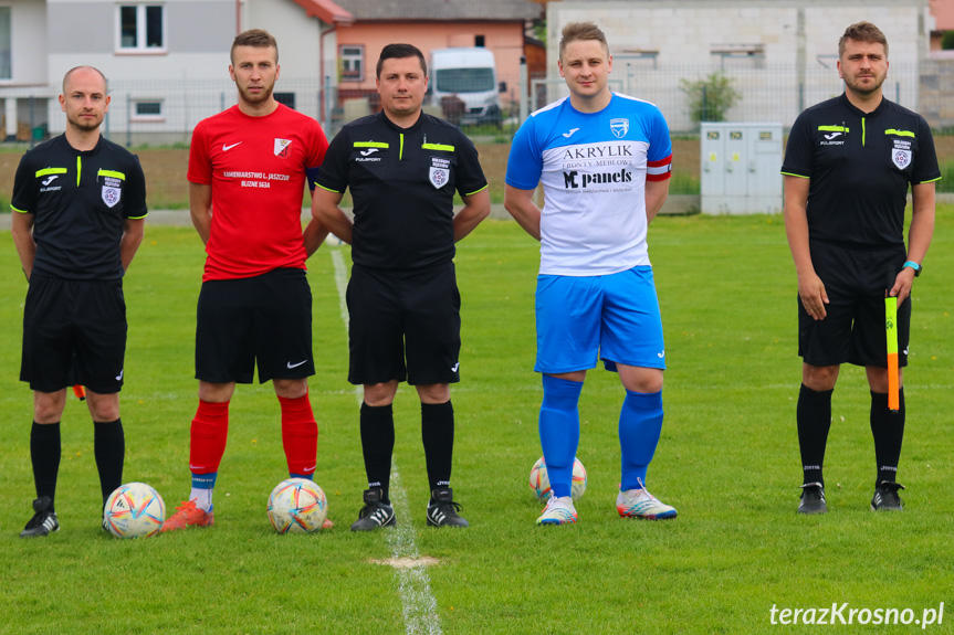 Od lewej: Amadeusz Wlazło, Paweł Totoś, Tomasz Sujdak - na zdjęciu z kapitanami drużyn: Łukasze Suplem i Konradem Uliaszem