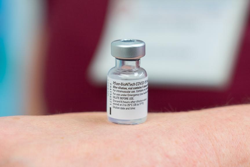 Ampułka szczepionki przeciw COVID-19