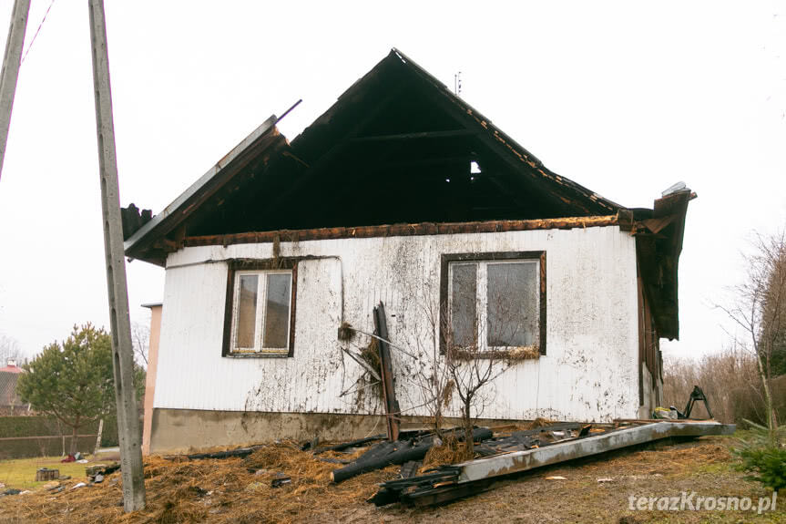 dom po pożarze w Bóbrce