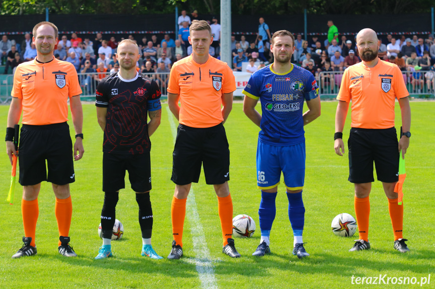 Od lewej: Maciej Śliwa, Sebastian Godek, Grzegorz Pytko; na zdjęciu z kapitanami drużyn - Rafałem Nikodym i Piotrem Lorencem