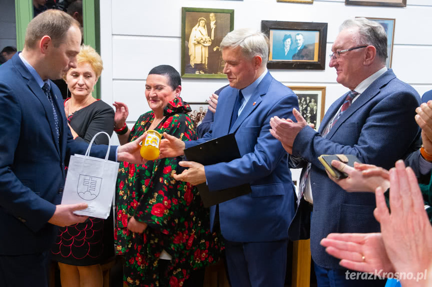 Przekazanie miodu na ręce Prezydenta Krosna Piotra Przytockiego