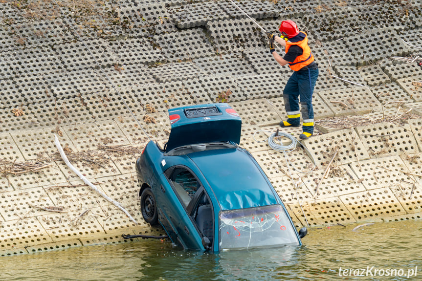 Zatopiony samochód w zbiorniku w Sieniawie