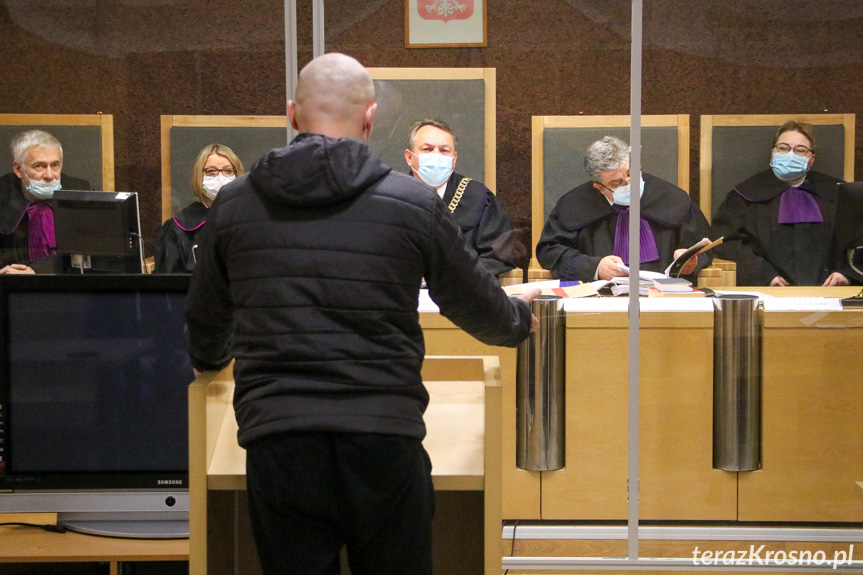 Policjant jako świadek zeznaje przed sądem w Krośnie