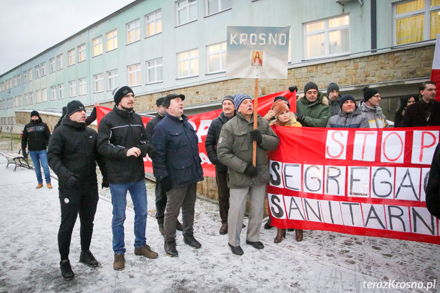 Protestujący przed szpitalem w Krośnie
