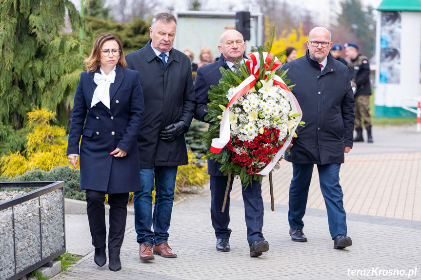 Delegacja władz powiatu krośnieńskiego skłąda kwaity pod pomnikiem