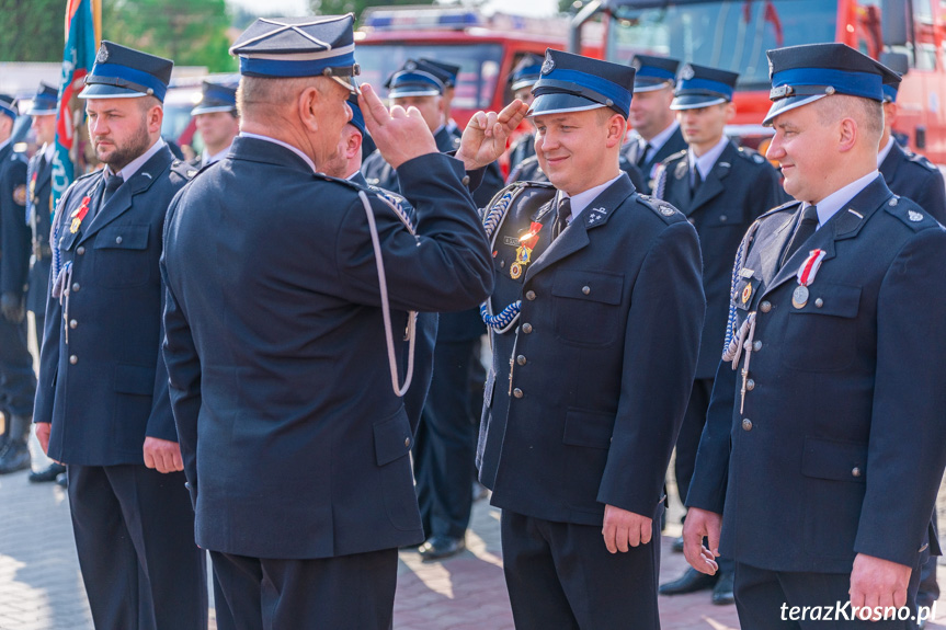 Strażacy odbierają odznaki za wysługę lat