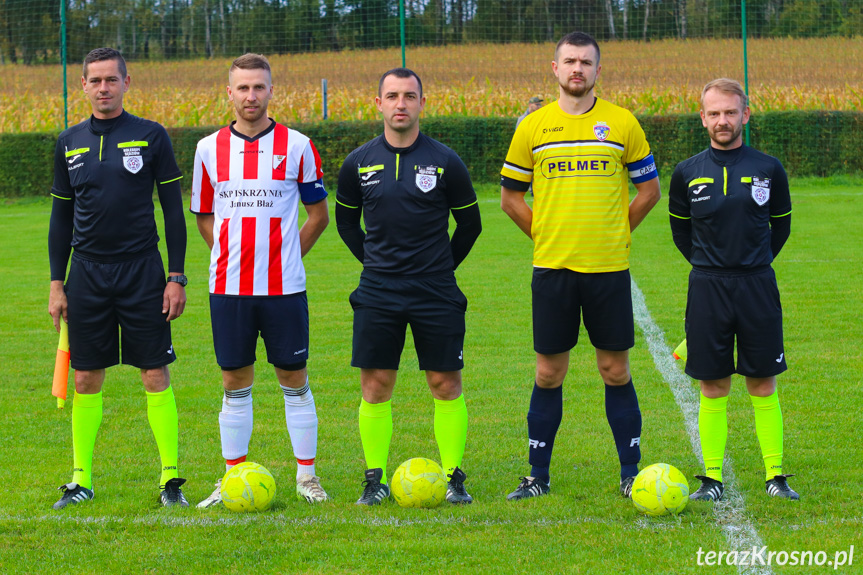 Sędziowali (od lewej): Kamil Wania, Mateusz Dziok, Wojciech Wojnowski; na zdjęciu z kapitanami drużyn - Łukaszem Suplem i Alanem Staszewskim.