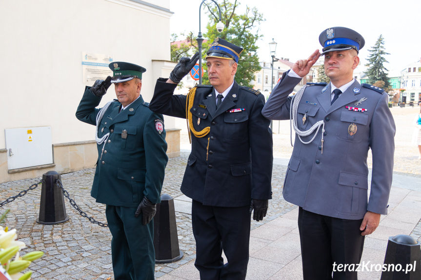 Delegacje służb mundurowych pod pomnikiem Marszałka Józefa Piłsudskiego w Krośnie