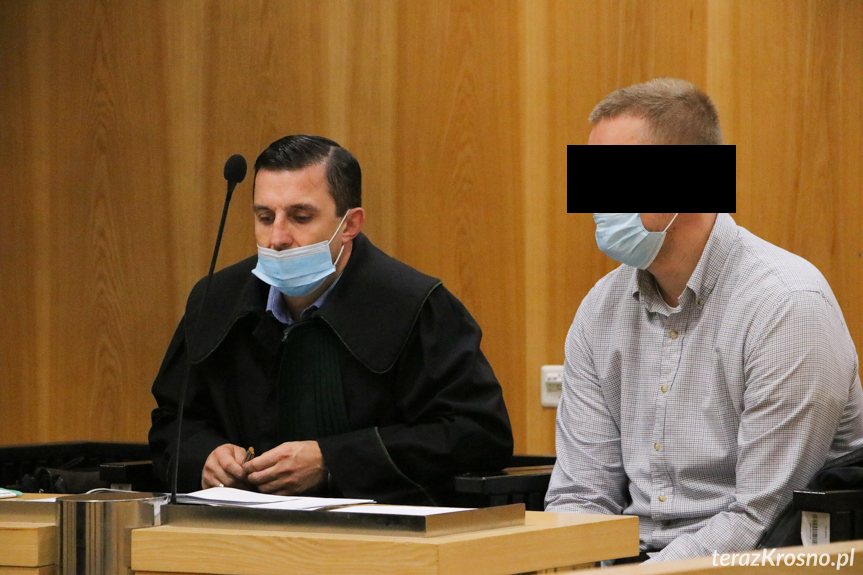 Oskarżony ze swoim obrońcą, adwokatem Przemysławem Stępkiem