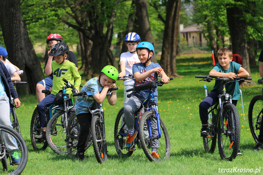 Sportowe zawody rowerowe dla dzieci w parku w Rymanowie