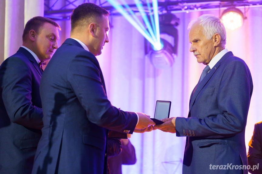 Medal odbiera Zenon Lenart, pierwszy wójt gminy Krościenko Wyżne