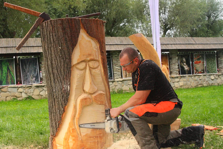 Tomasz Bilski w trakcie rzeźbienia