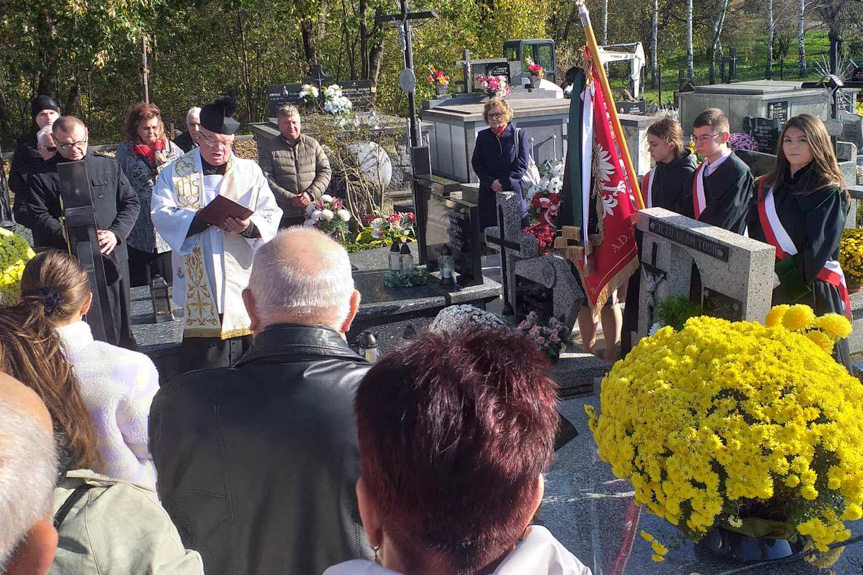 Uroczystość na cmentarzu w Zręcinie
