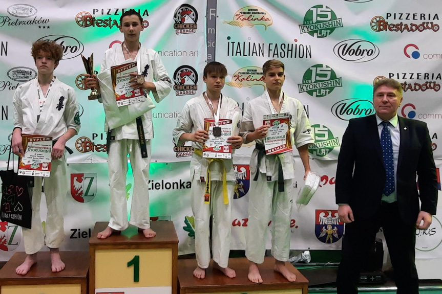 Zawodnicy Kyokushin Karate Krosno na podium